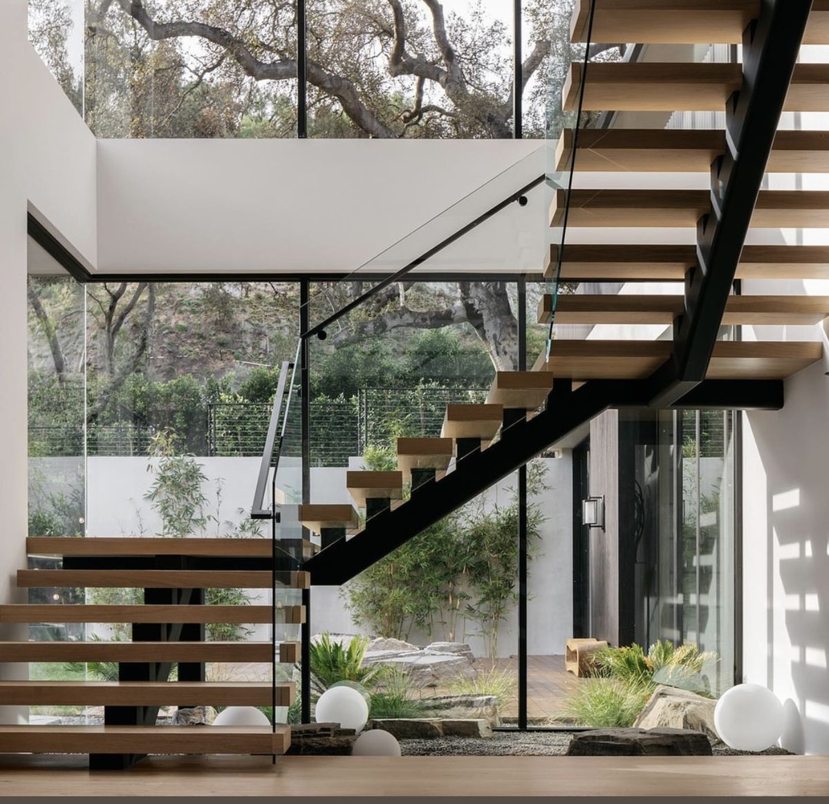 پله پیش‌ساخته با طراحی مدرن و اجرای مهندسی؛ شامل پله‌های فلزی، شیشه‌ای و مدولار با کیفیت بالا، مناسب پروژه‌های معماری مدرن.